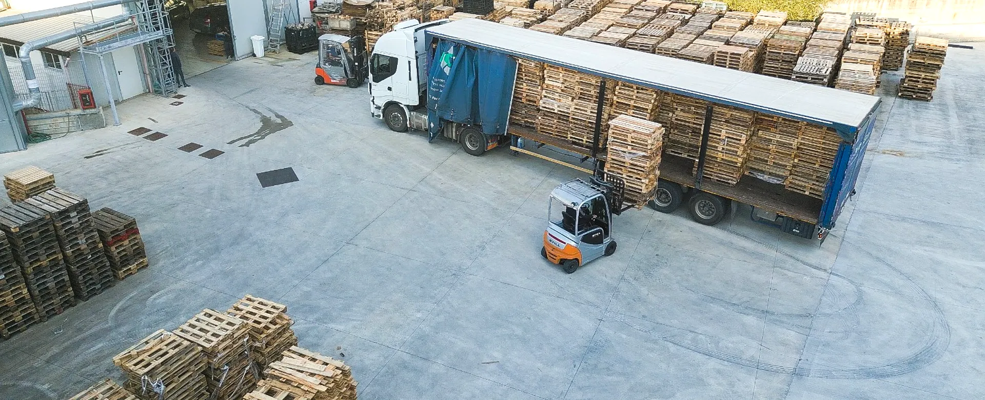 Carico dei pallet sul camion ECO S.I.L.