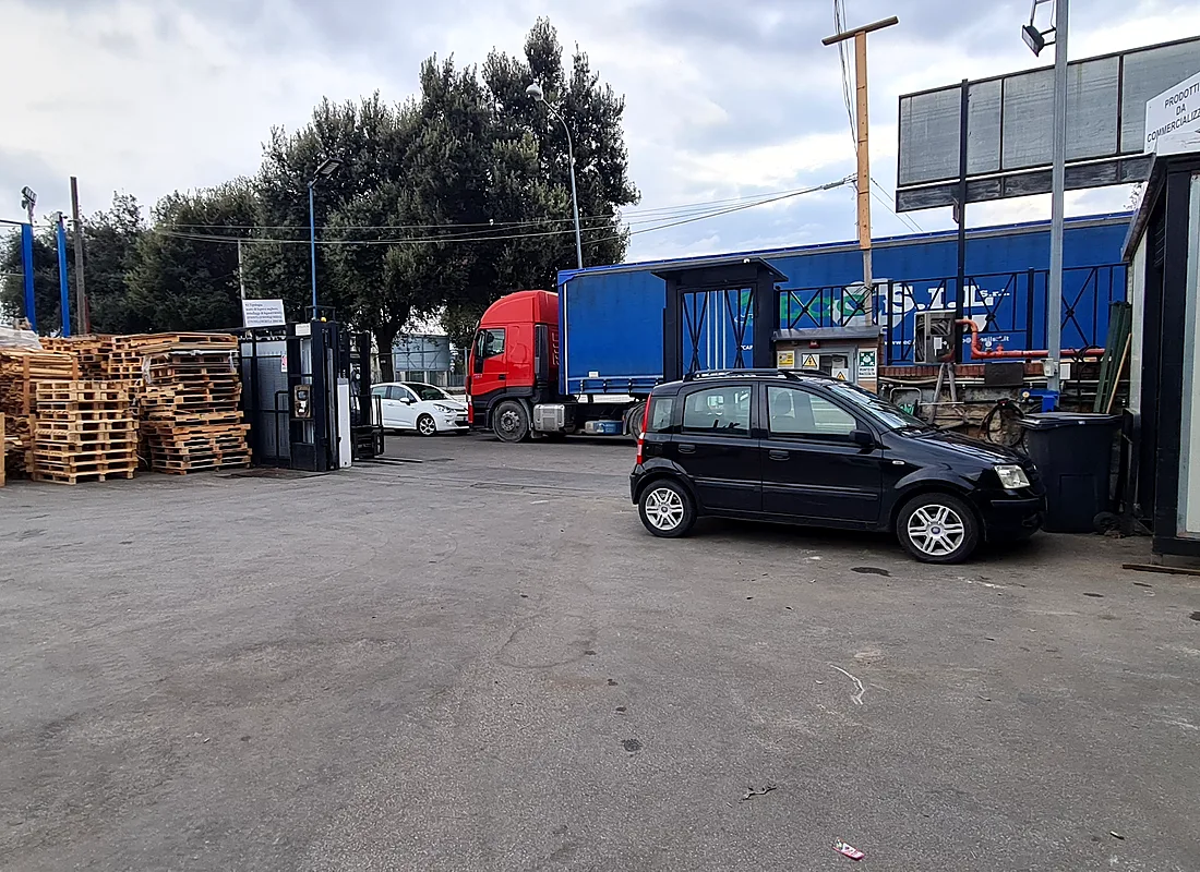 Automezzo ECO S.I.L. nel piazzale