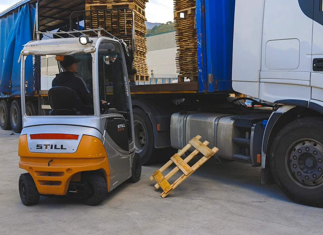 Muletto STILL carica i pallet sul camion
