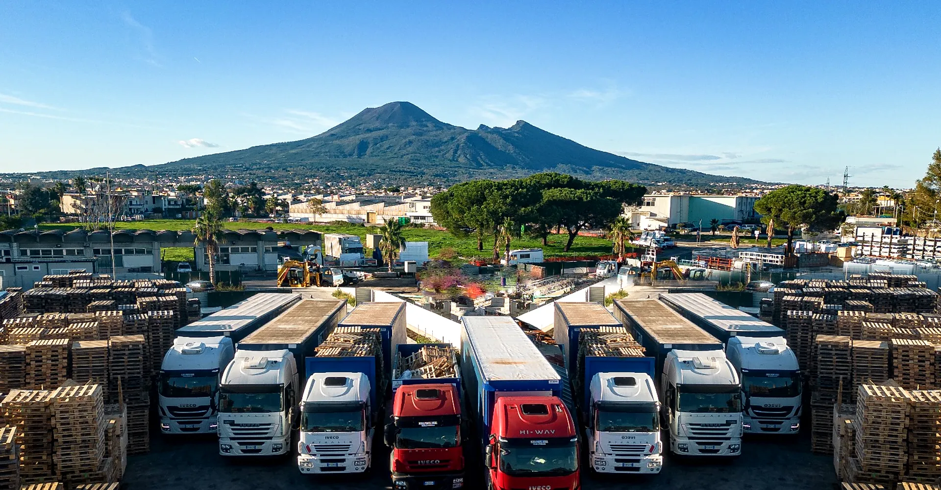 Flotta ECO S.I.L. con il Vesuvio sullo sfondo