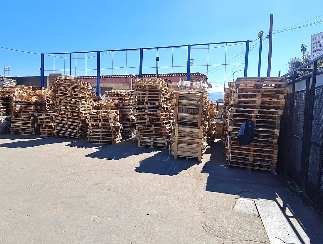 Piazzale ECO S.I.L. con cataste di pallet