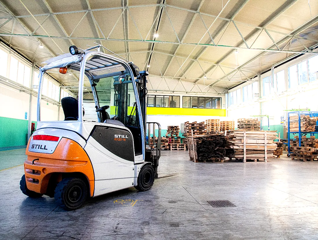 Muletto al lavoro nel capannone ECO S.I.L.
