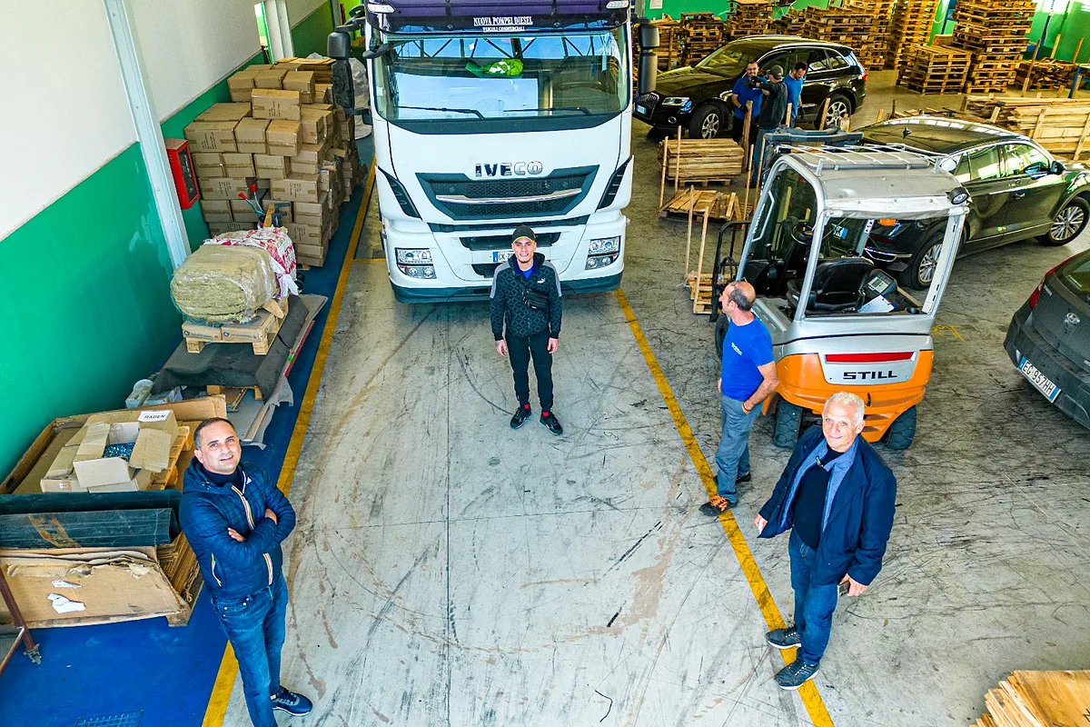 Capannone ECO S.I.L. con automezzi e muletto